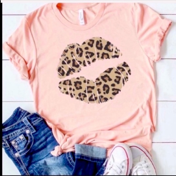 Trindy Clozet Boutique Tops - Leopard Lips Graphic Tee